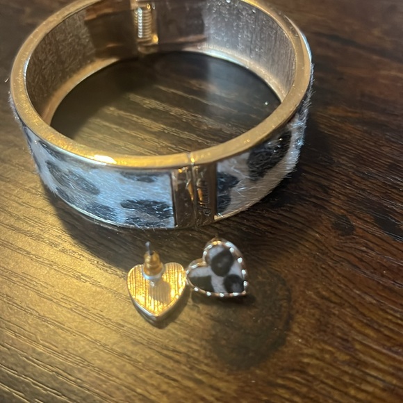 Plunder matching cuff bracelet and earrings set. - Picture 4 of 4